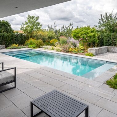 Dörflingen SH - Pool und Garten der Familie Kilian in Dörflingen SH, gebaut mit Technik von Balena durch Grimm Gartenbau.